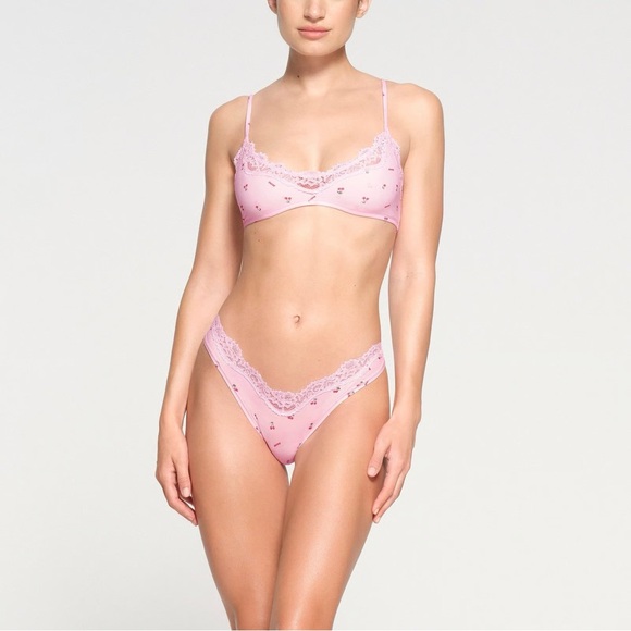 SKIMS Other - SKIMS FITS EVERYBODY LACE SCOOP BRALETTE LIMITED EDITION: CHERRY BLOSSOM PRINT S